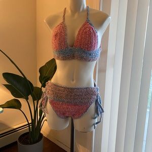 Bikini top with high-waisted bikini bottom